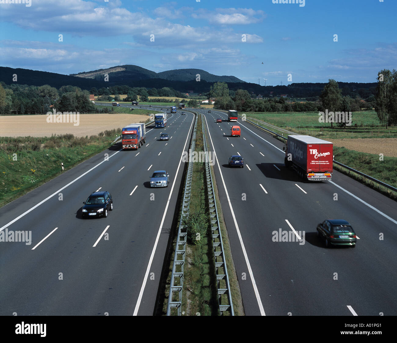 Deutschland, Niedersachsen, Wesergebirges, Naturpark Weserbergland Schaumburg-Hameln, Autobahn A2, Autobahn, LKW, LKW, Pkw Stockfoto