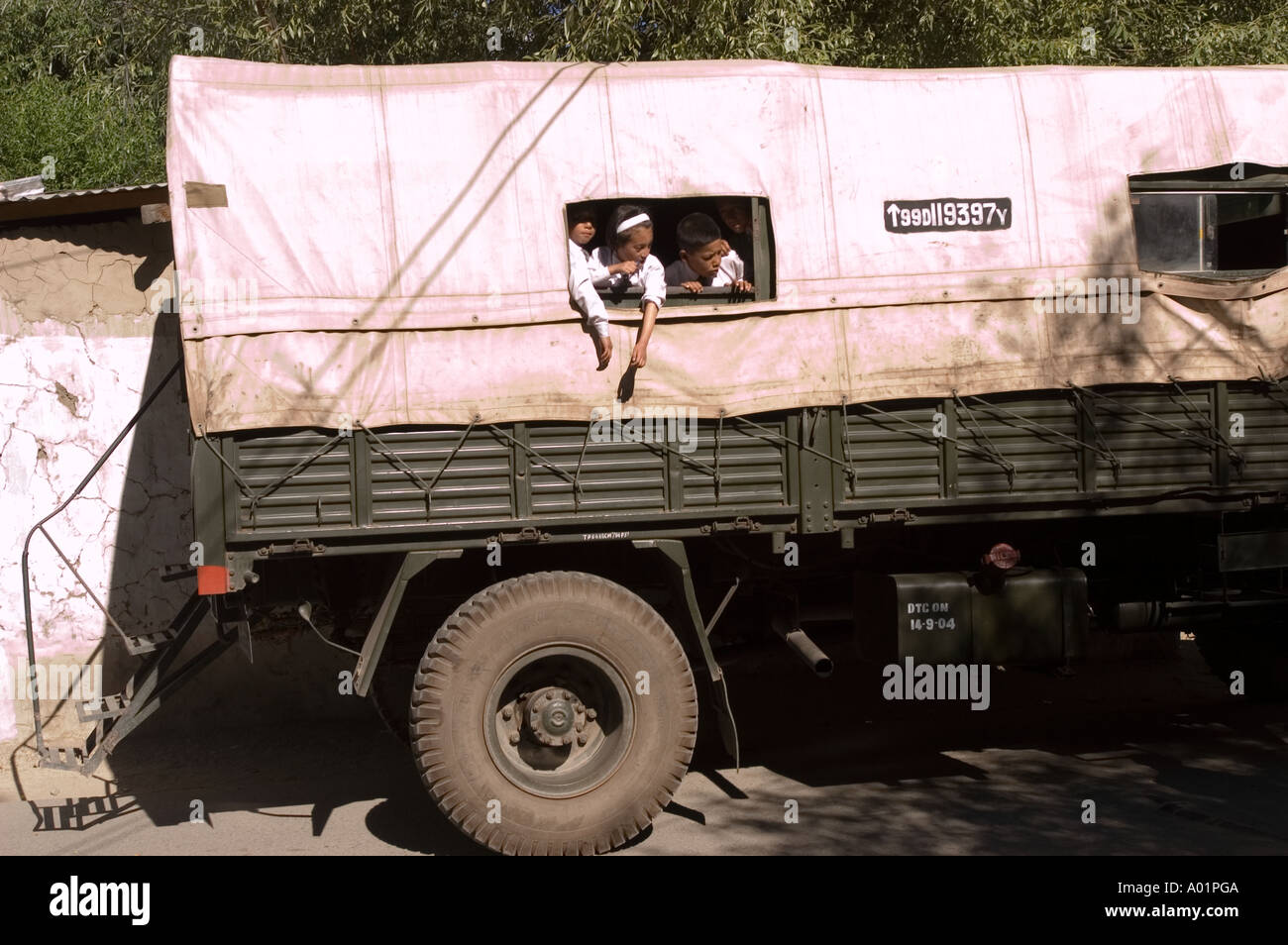 Ladakhi Schulkinder vom Militär LKW Leh Ladakh Indien Stockfoto