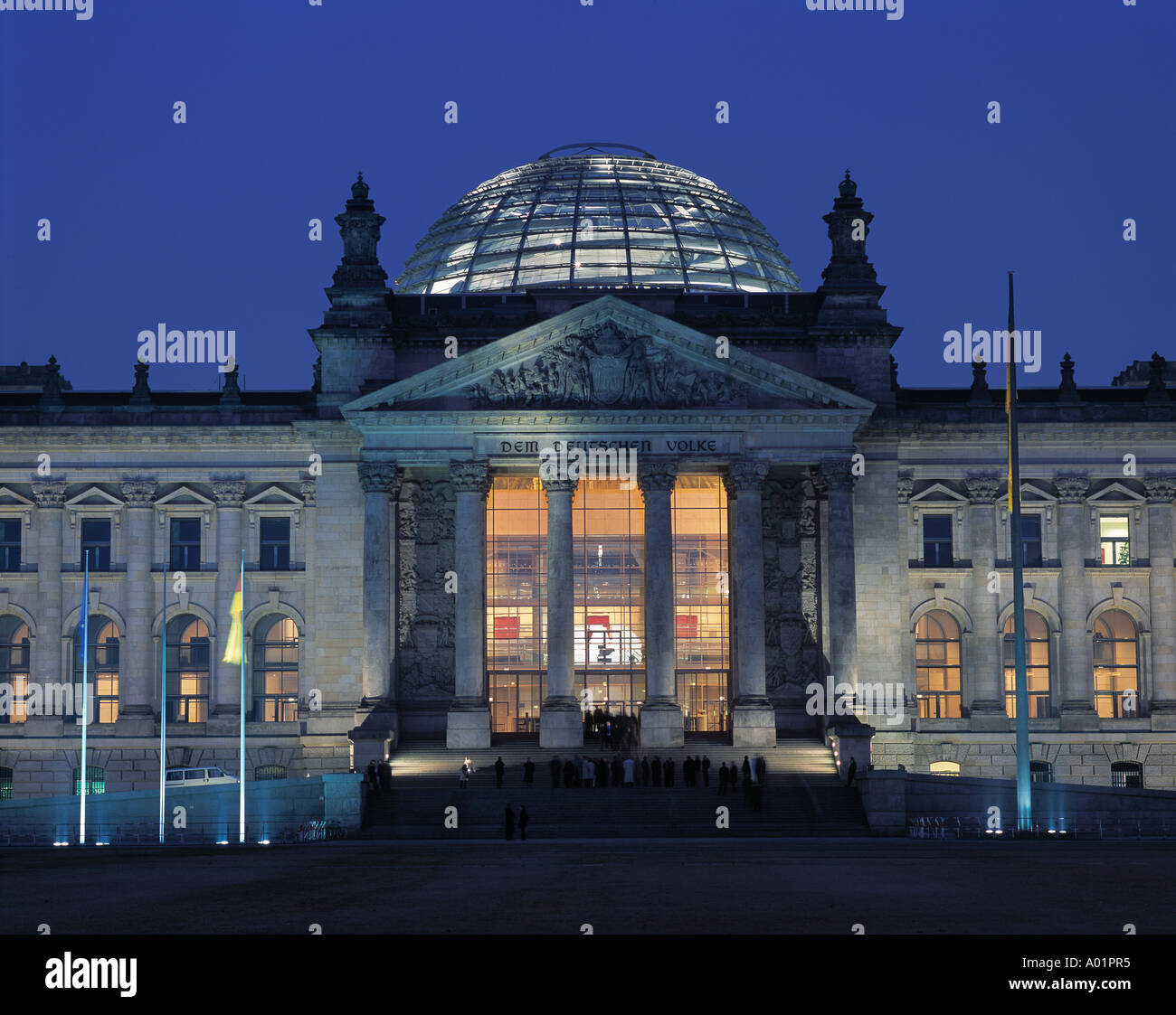 Platz der Republik, Reichstagsgebaeude, Sitz Deutscher Bundestag, Parlamentsgebaeude, Teilansicht, Hauptportal Mit Glaskuppel Bei Nacht, Neorenaissanc Stockfoto