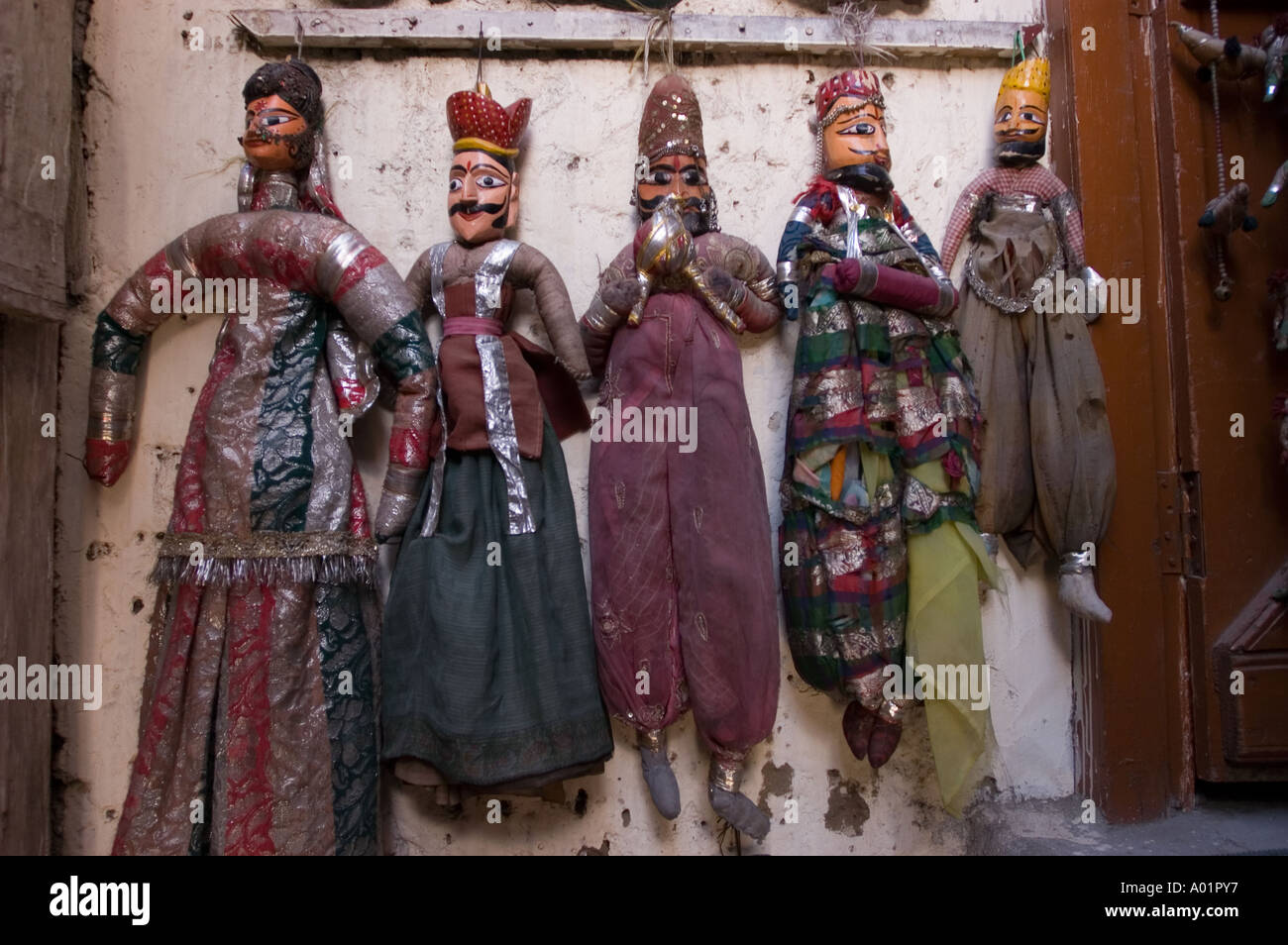 Indische traditionelle Stoffpuppen hängen Leh Ladakh Indien Stockfoto