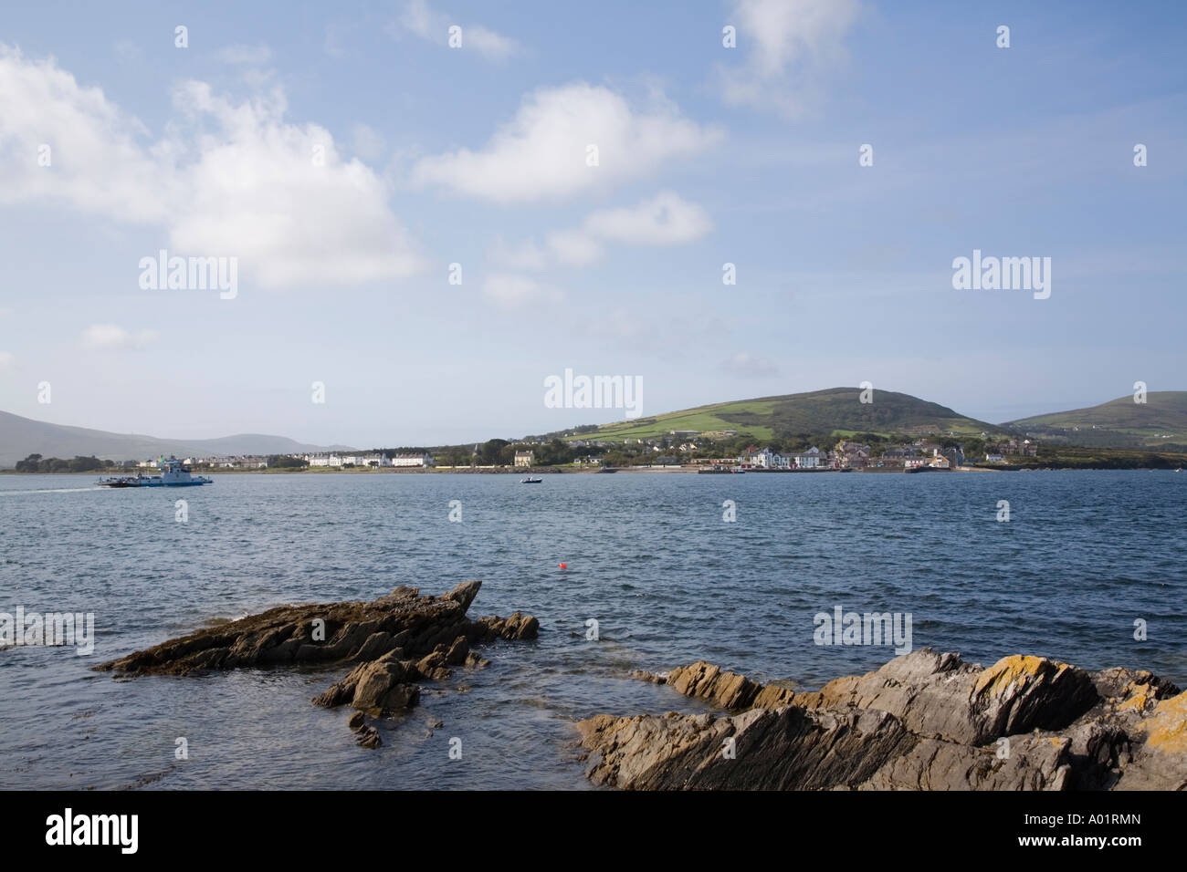 Blick über Meerenge in Knightstown auf Valentia Island vom "Ring of Kerry" Touristenroute Cahersiveen Co Kerry Irland Stockfoto