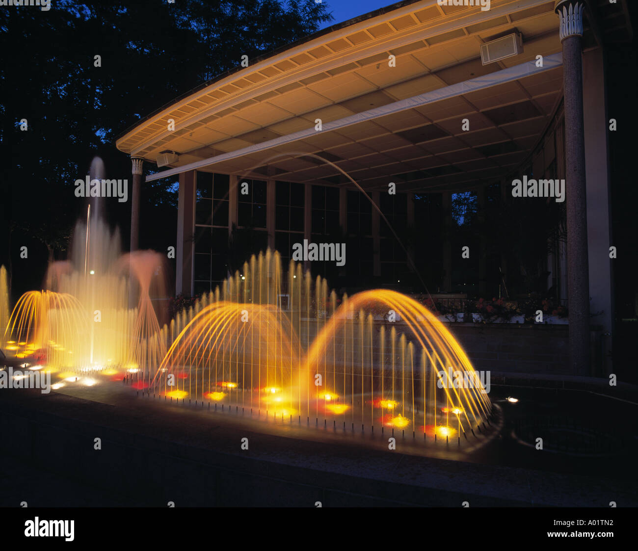 D-Bad Mergentheim, Kurpark, Brunnen am Musikpavillon, nachts beleuchtet, Tauber, Baden-Württemberg Stockfoto