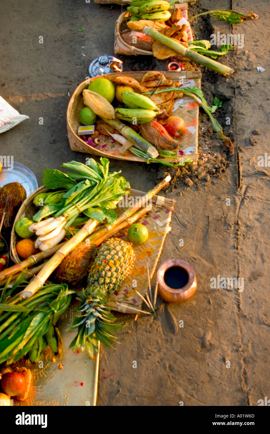 Obst und Gemüse Hindu religiösen Ritualen Indien Vorbereitung Sonnenanbetung bietet Stockfoto