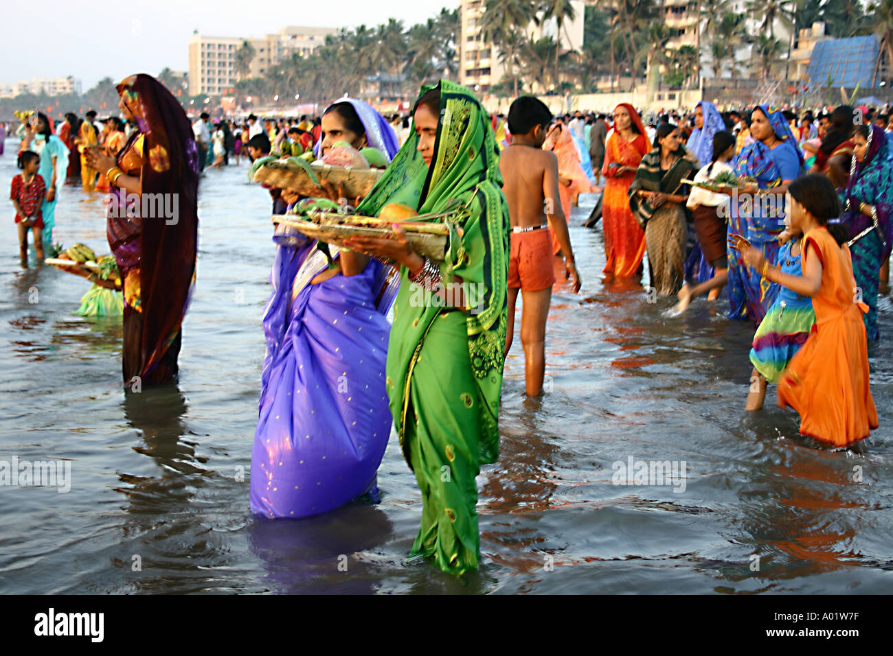 Indisch-hinduistischen Frauen in Saris Vorbereitung religiöse Rituale am Arabischen Meer am Chat Puja Tag in Bombay jetzt Mumbai Indien Stockfoto