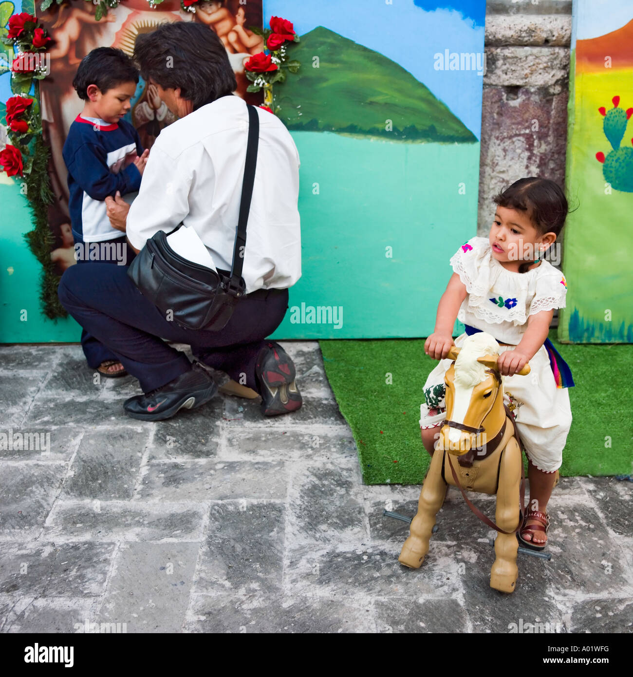 Junge Kinder vor der Jungfrau Guadalupe bei der Fiesta des Tages von The Virgin Mazatlan Mexiko fotografiert werden Stockfoto