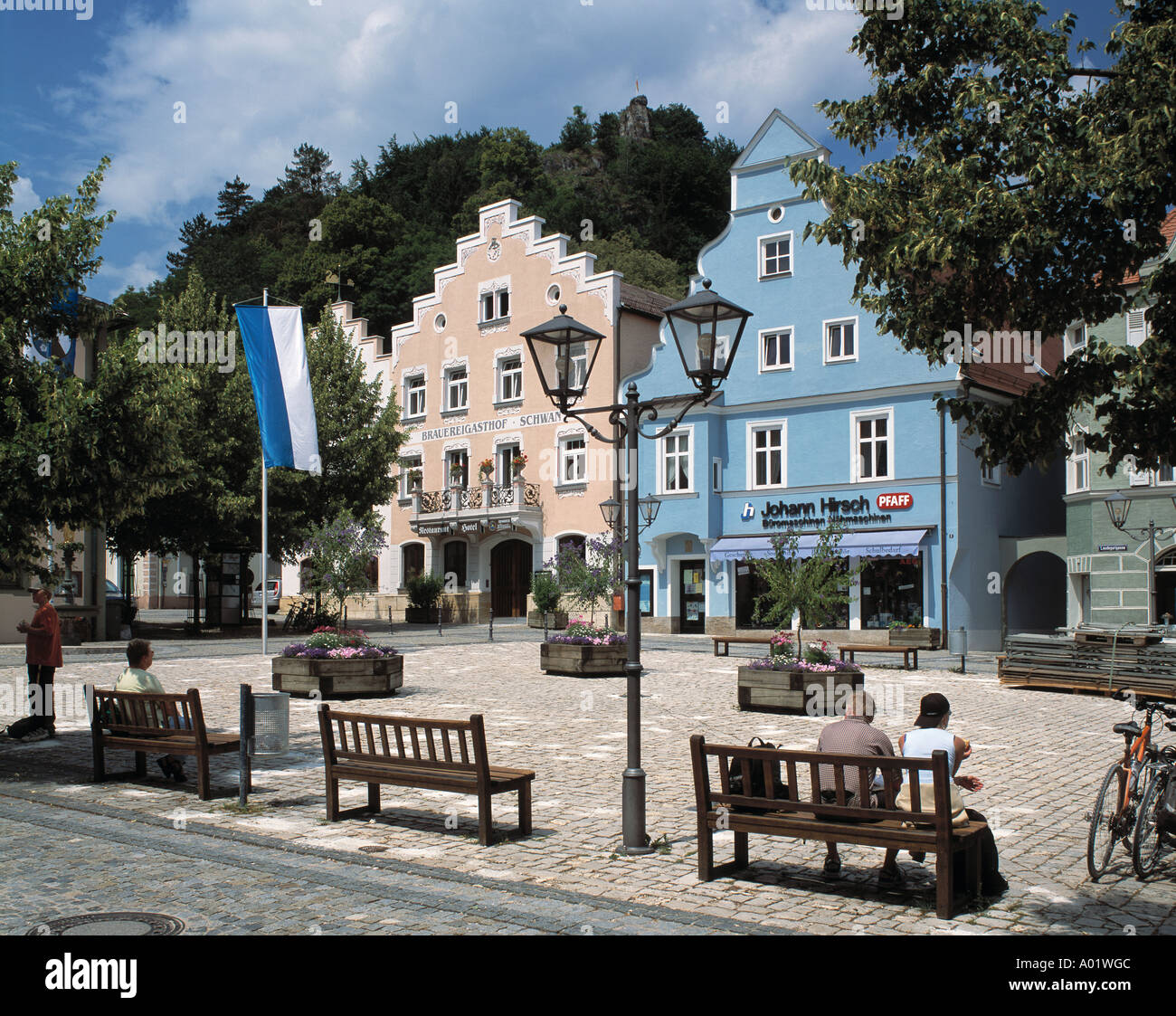 Stadtmitte, Stadtzentrum, hindurch, Marktplatz, Buergerhaeuser, Stufengiebel, Sitzbaenke, Laterne, Riedenburg, Naturpark Altmühltal, Main-Donau-Kana Stockfoto
