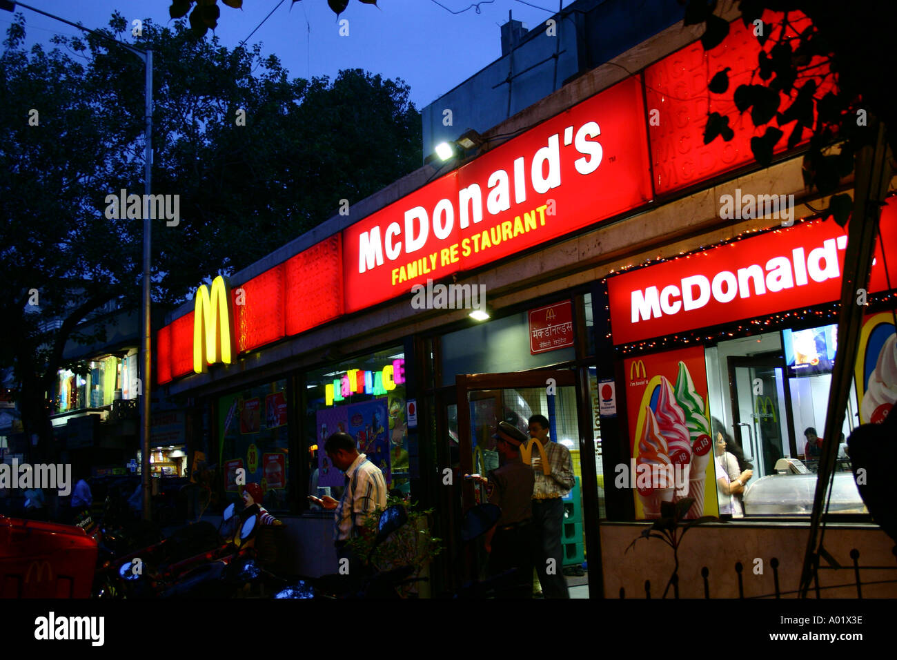 RSC0240 McDonalds Familienrestaurant Outlet Vile Parle Bombay jetzt Mumbai Maharastra Indien Stockfoto