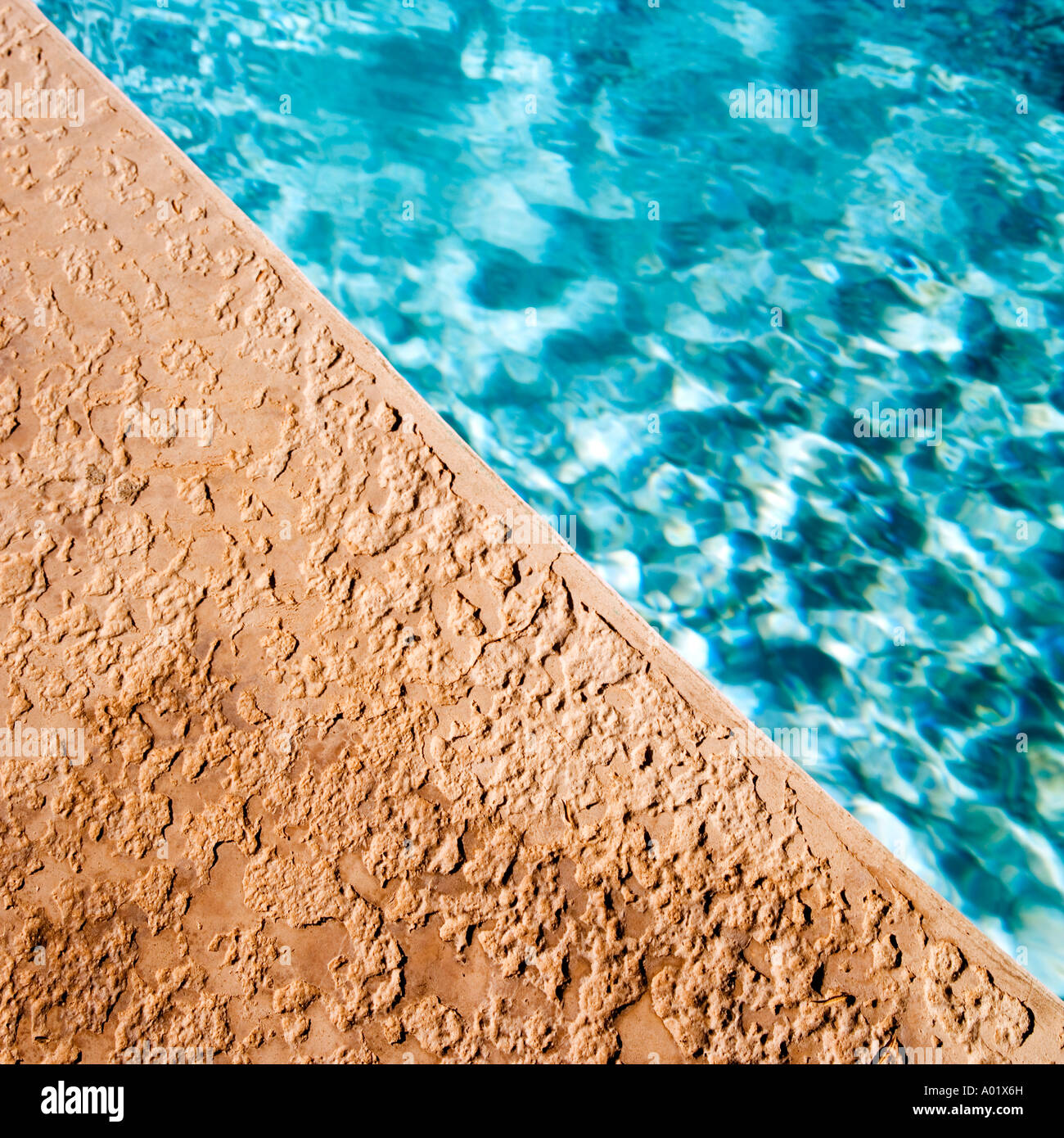 Blauwasser am Rande eines Swimmingpools Stockfoto