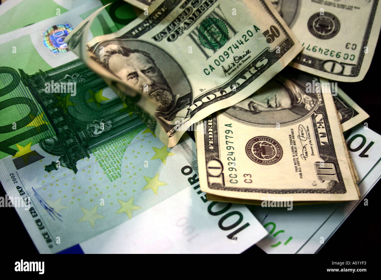 Geld macht der Welt US-Dollar und Euro-Banknoten zu finanzieren Stockfoto