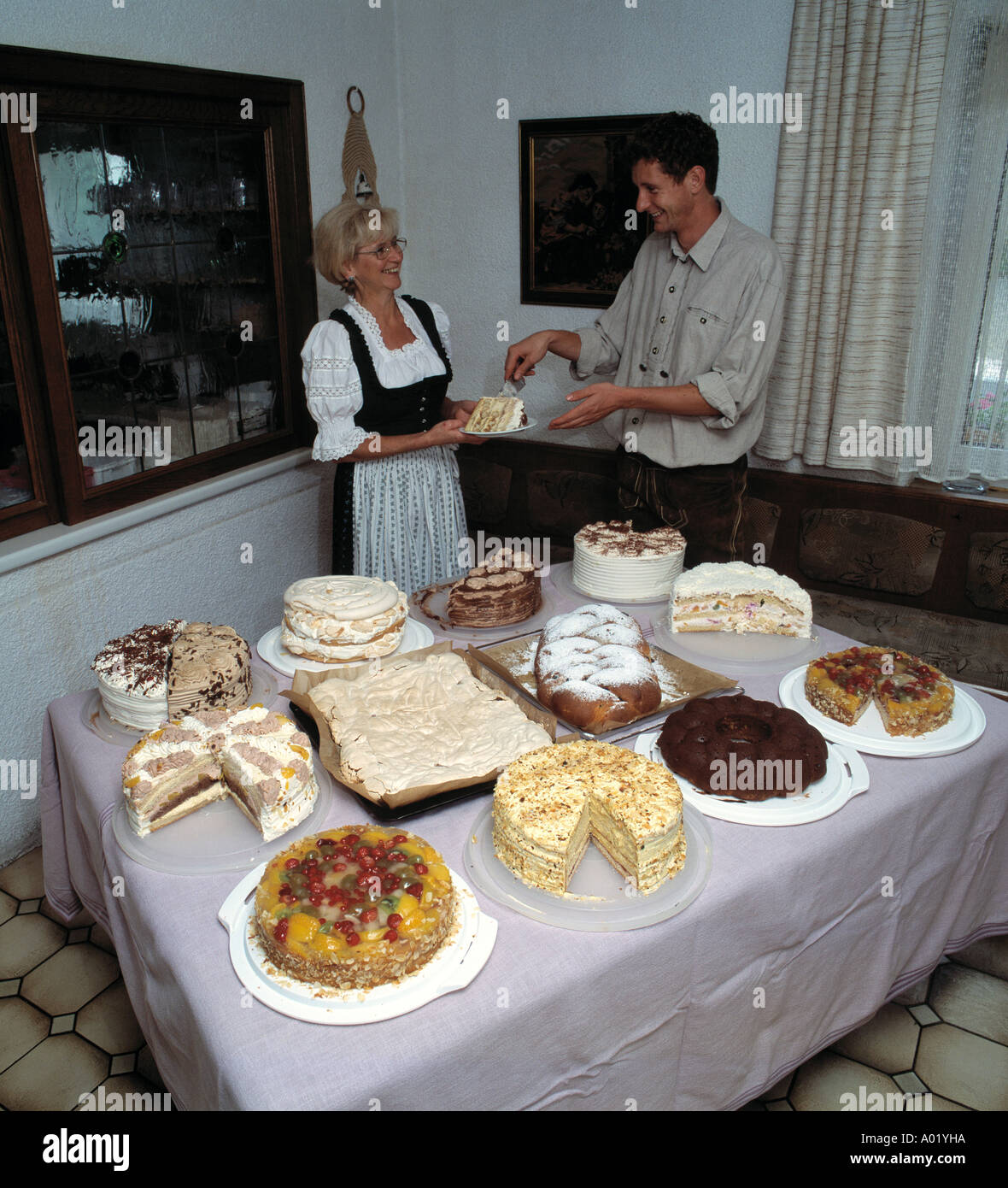 D-Birgland-Schwend, fränkischen Jura, Oberpfalz, Bayern, Gästehaus Anni, Kellner, Schicht-Kuchen, Torte, Kuchenbuffet serviert Kuchen Stockfoto