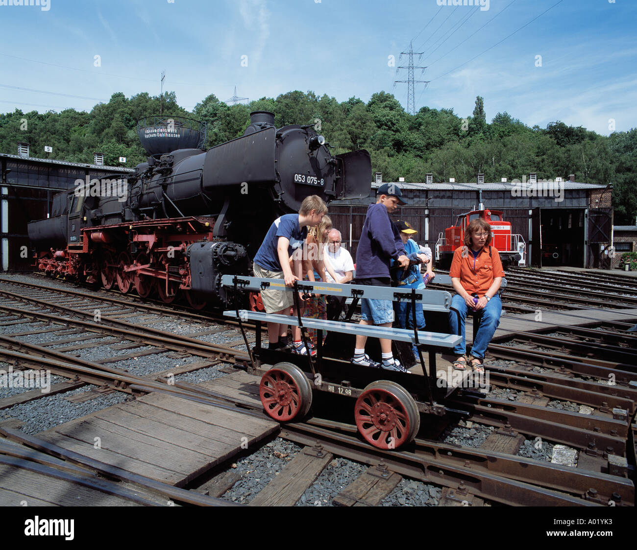 D-Bochum, Ruhrgebiet, NRW, D-Bochum-Dahlhausen, Eisenbahnmuseum, Schuppen, Hangar, Dampfmaschine, Schienen, Griff Draisine, Touristen, Kinder, Kinder Stockfoto