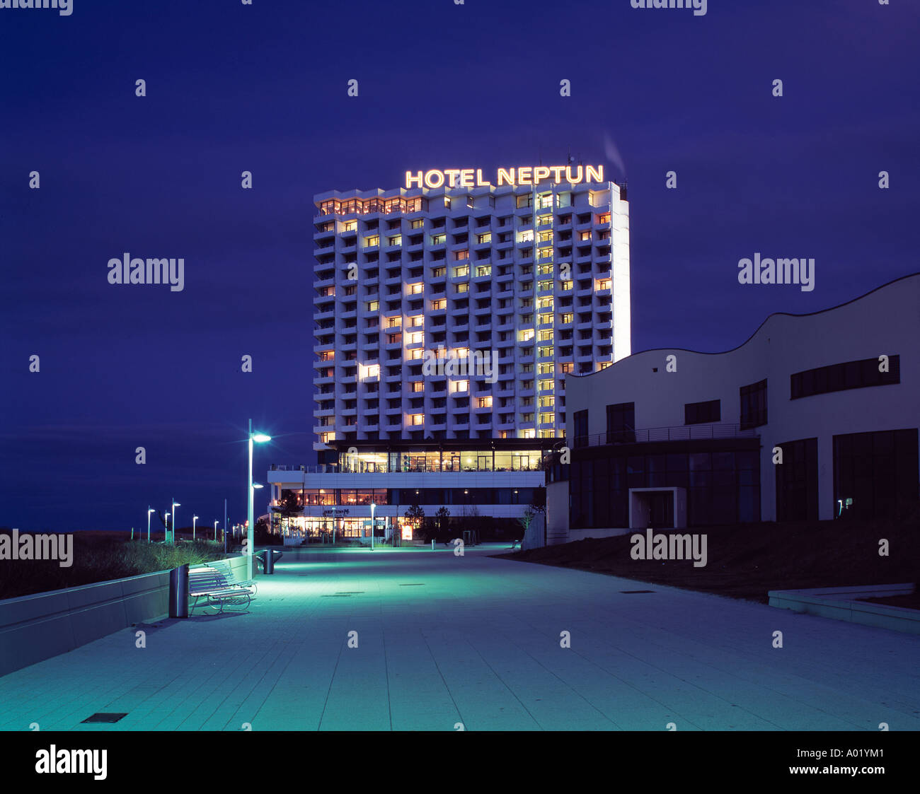 Hotel Neptun Bei Nacht, Rostock-Warnemünde, Seebad, Ostsee, Mecklenburg-Vorpommern Stockfoto