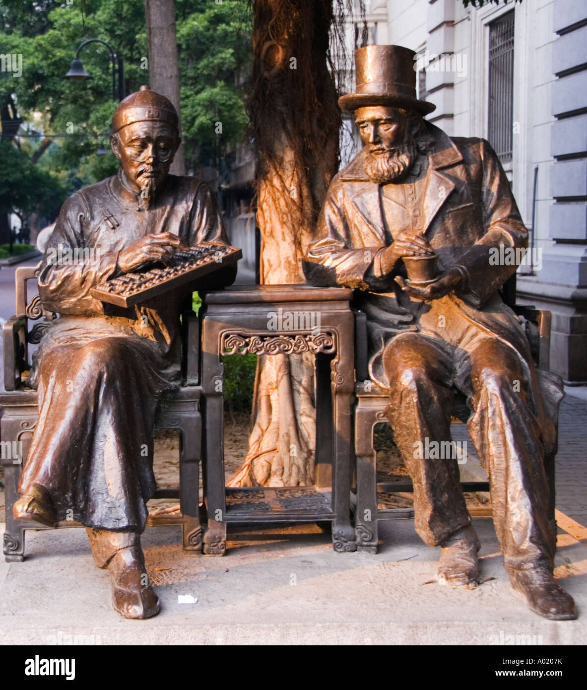 Bronzestatue von chinesischen und westlichen kolonialen Händler auf Shamian Insel in Guangzhou China Stockfoto