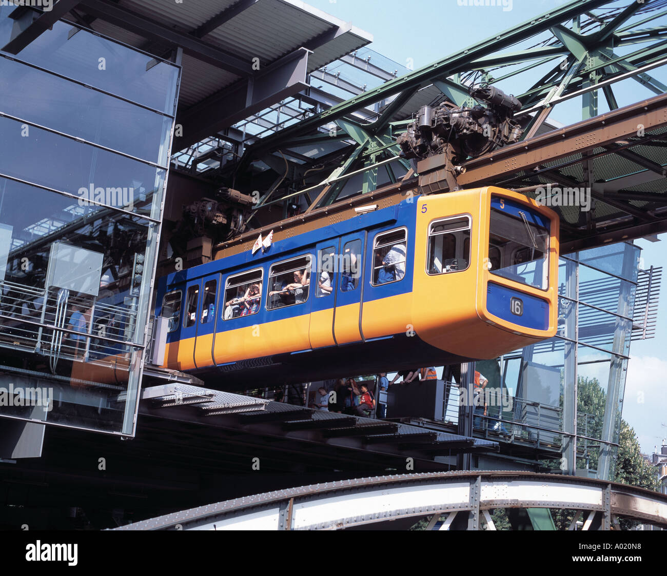D-Wuppertal, Wupper, Bergische Land, North Rhine-Westphalia, D-Wuppertal-Sonnborn, Schwebebahn, Haltestelle Zoo Stadion, Transport, Verkehr, Personenverkehr, Nahverkehr, Stadtverkehr Stockfoto