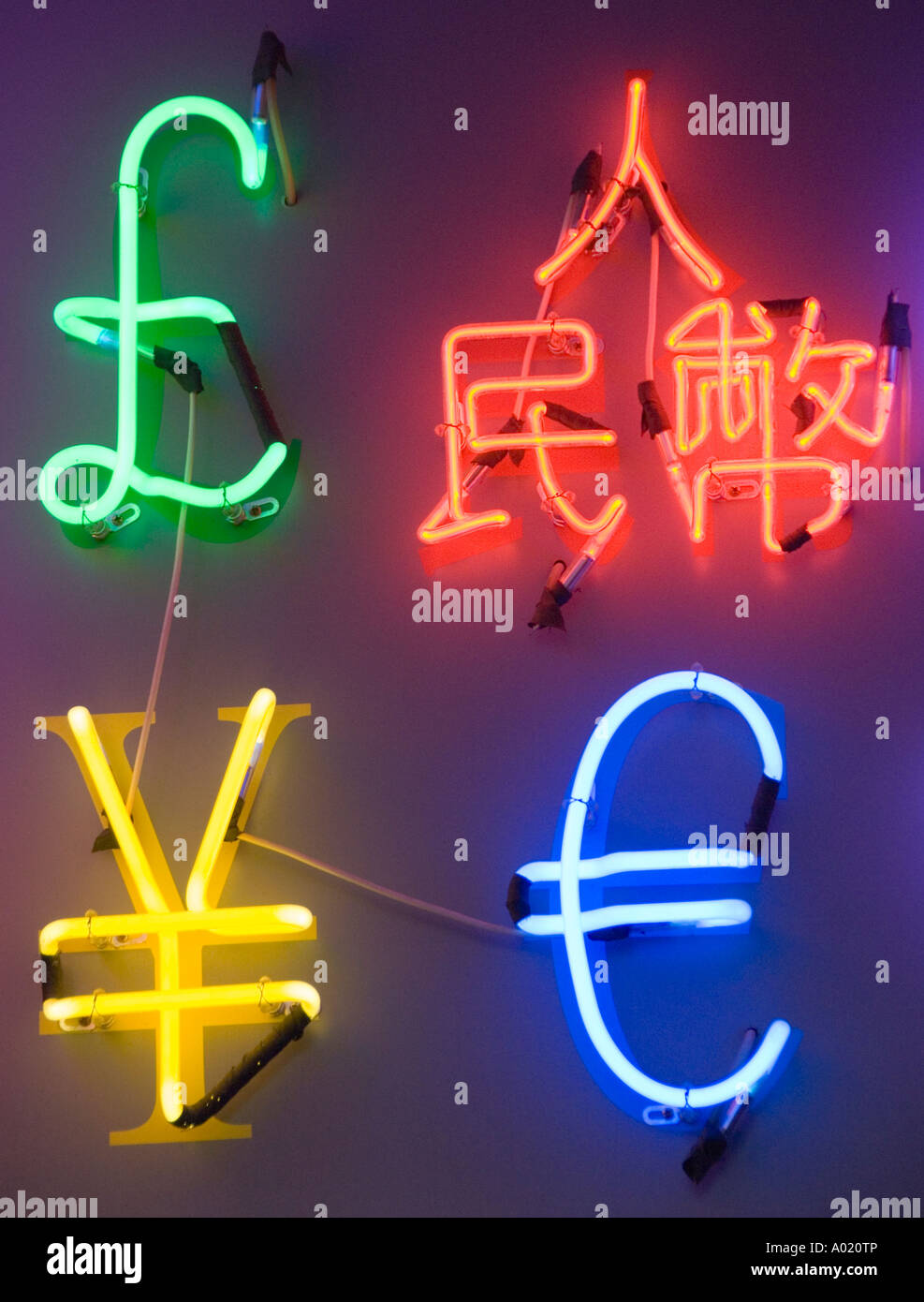 Neon Schilder in Form von Fremdwährungen in Hong Kong Stockfoto