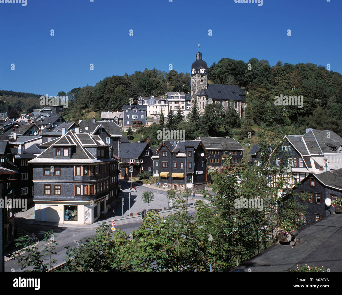 Stadtansicht Mit Kirche, Hausfassaden Mit Schiefer Verkleidet, Lauscha, Steinach, Naturpark Thueringer Wald, Westliches Schiefergebirges, Thüringen Stockfoto