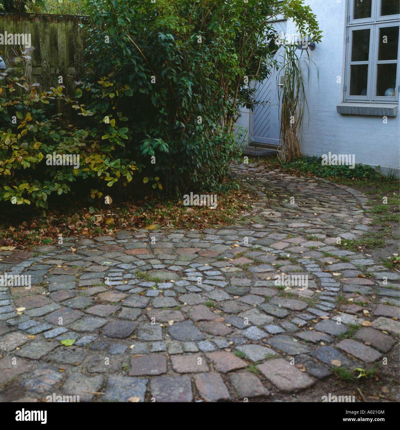Kreisförmige Pflastersteine im kleinen Innenhof Stockfotografie - Alamy