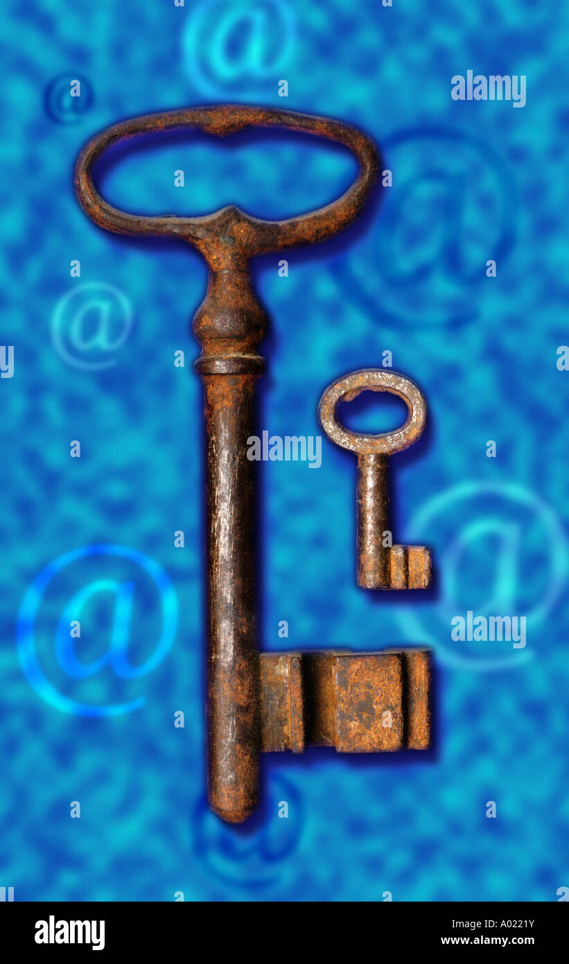 Zwei altmodische Schlüssel mit e-Mail-symbol Stockfoto
