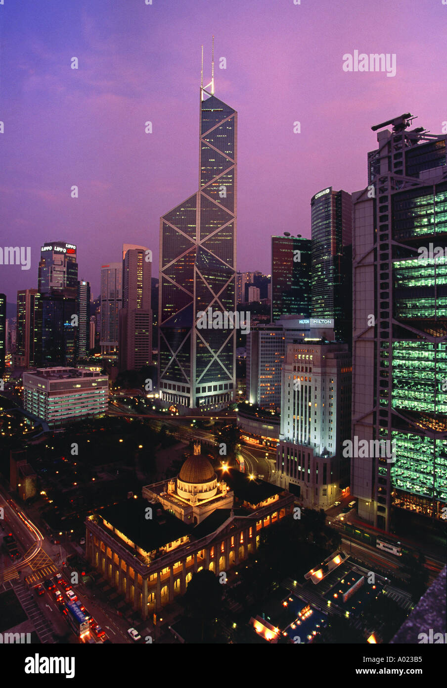 Mit Bank of China Mitte und Gesetzgeber unten in der Abenddämmerung Hong Kong Skyline Stockfoto