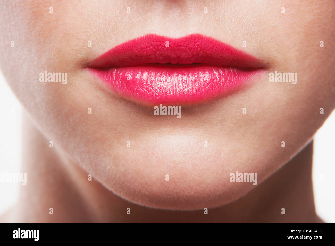 Frau trägt rosa Lippenstift Stockfoto