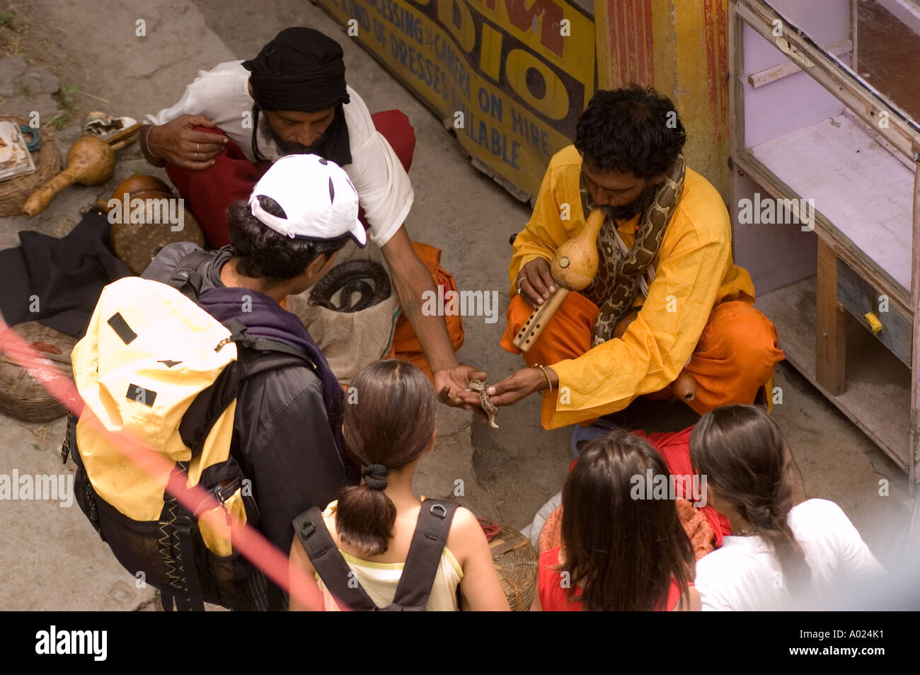 Vogelperspektive von Touristen beobachten Fakir mit Schlange in Manali Himachal Pradesh, Indien Stockfoto