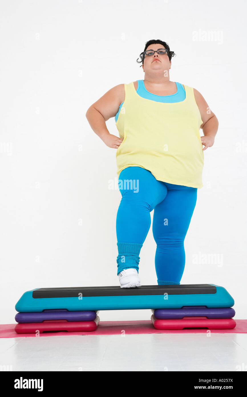 Plus-Size Frau auf Übungsschritte Stockfoto