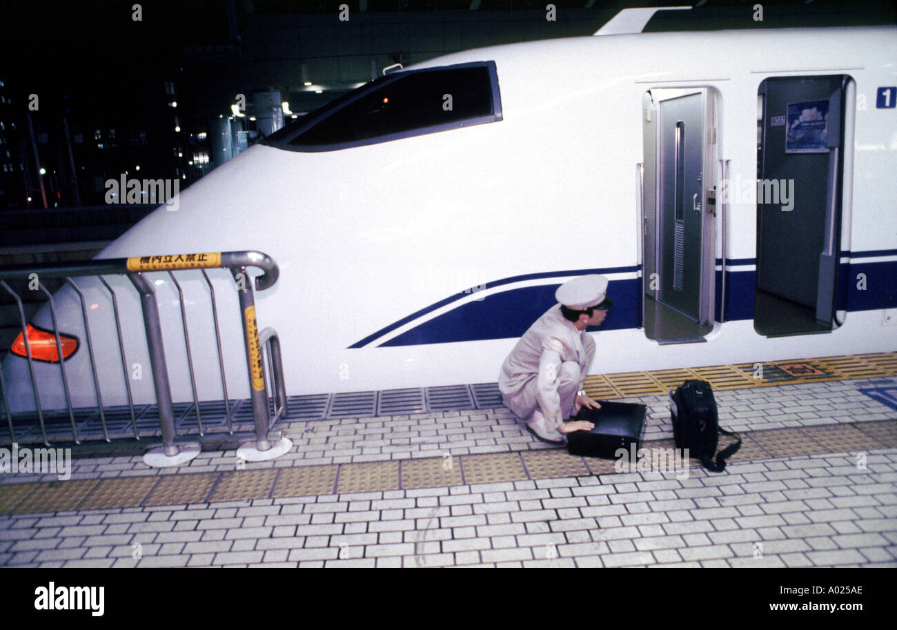 Wege aus der Shinkansen High-Speed-Zug in Tokyo Station nicht Modell Dirigent veröffentlicht Fabrik studios Stockfoto