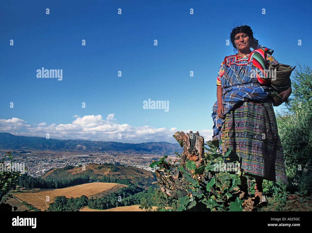 Porträt einer Blume Picker stehend auf einem Hügel mit der Stadt Quetzaltenango in der Ferne Guatemala Stockfoto