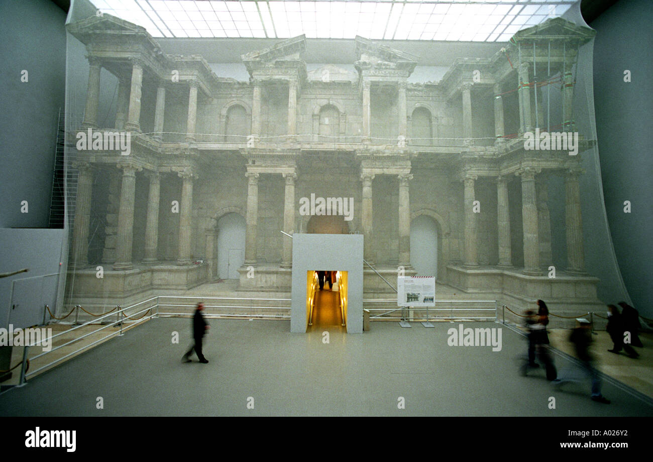 Berlin, Deutschland. Innere des Pergamon-Museum zeigt Markttor von Milet wiederhergestellt wird. Stockfoto