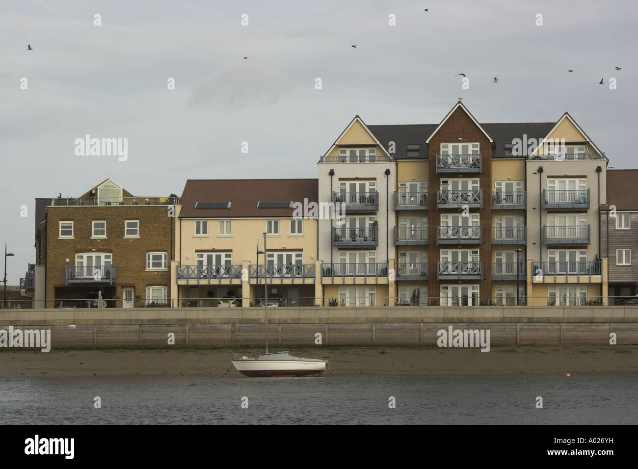 Eine Neuentwicklung von Ufergegendhäuser neben dem Fluss Adur in West Sussex, Südengland. Stockfoto