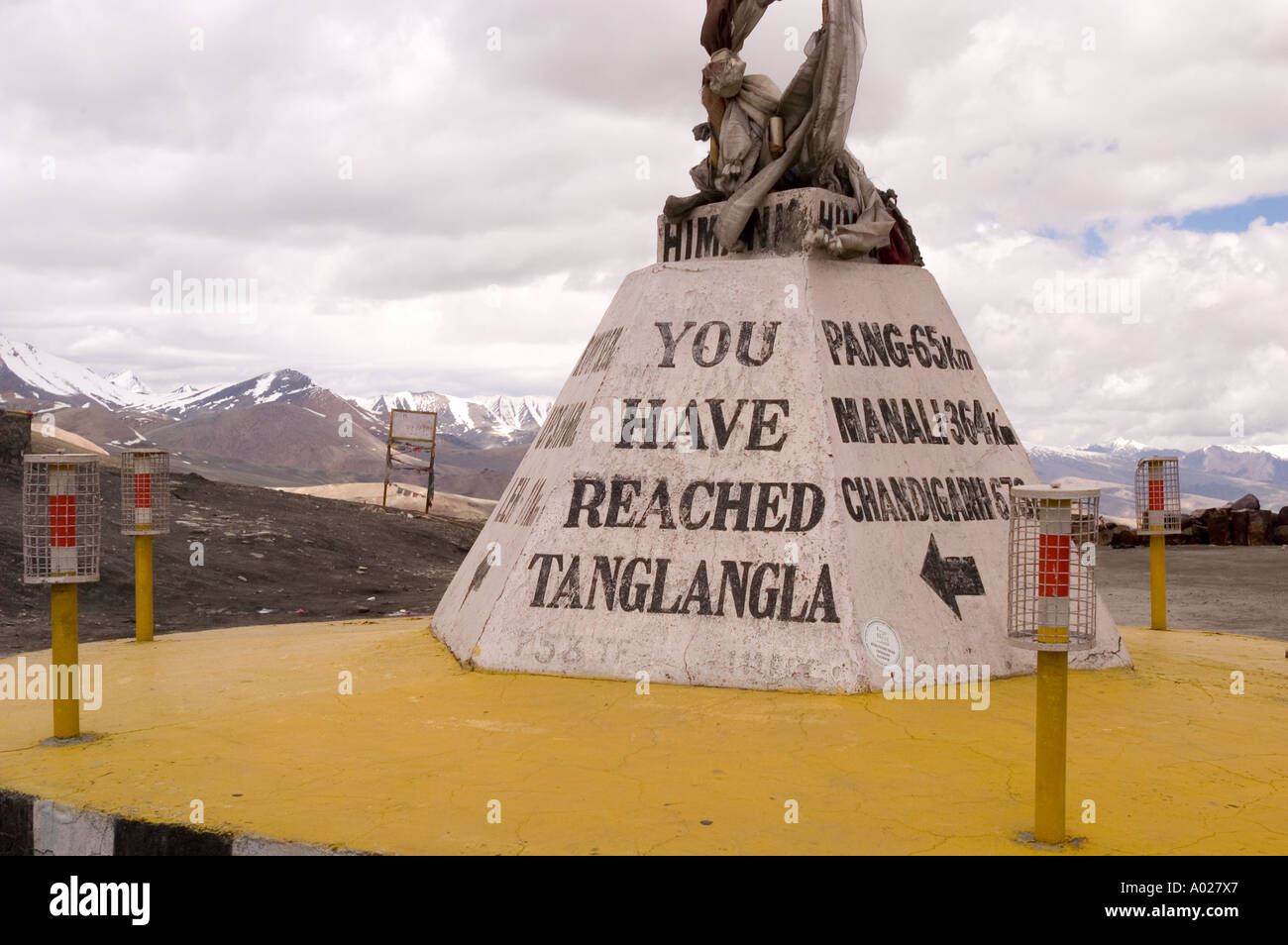 Sie haben Tanglangla Pass Zeichen zweite erreicht höchste befahrbare Pass der Welt Ladakh Indien Stockfoto