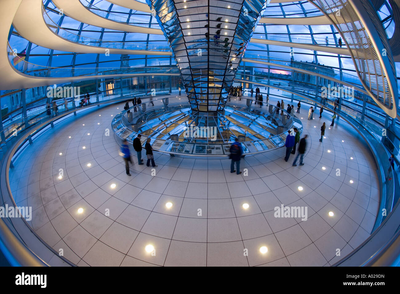 Gläserne Kuppel von Sir Norman Foster über dem Reichstag Stockfoto