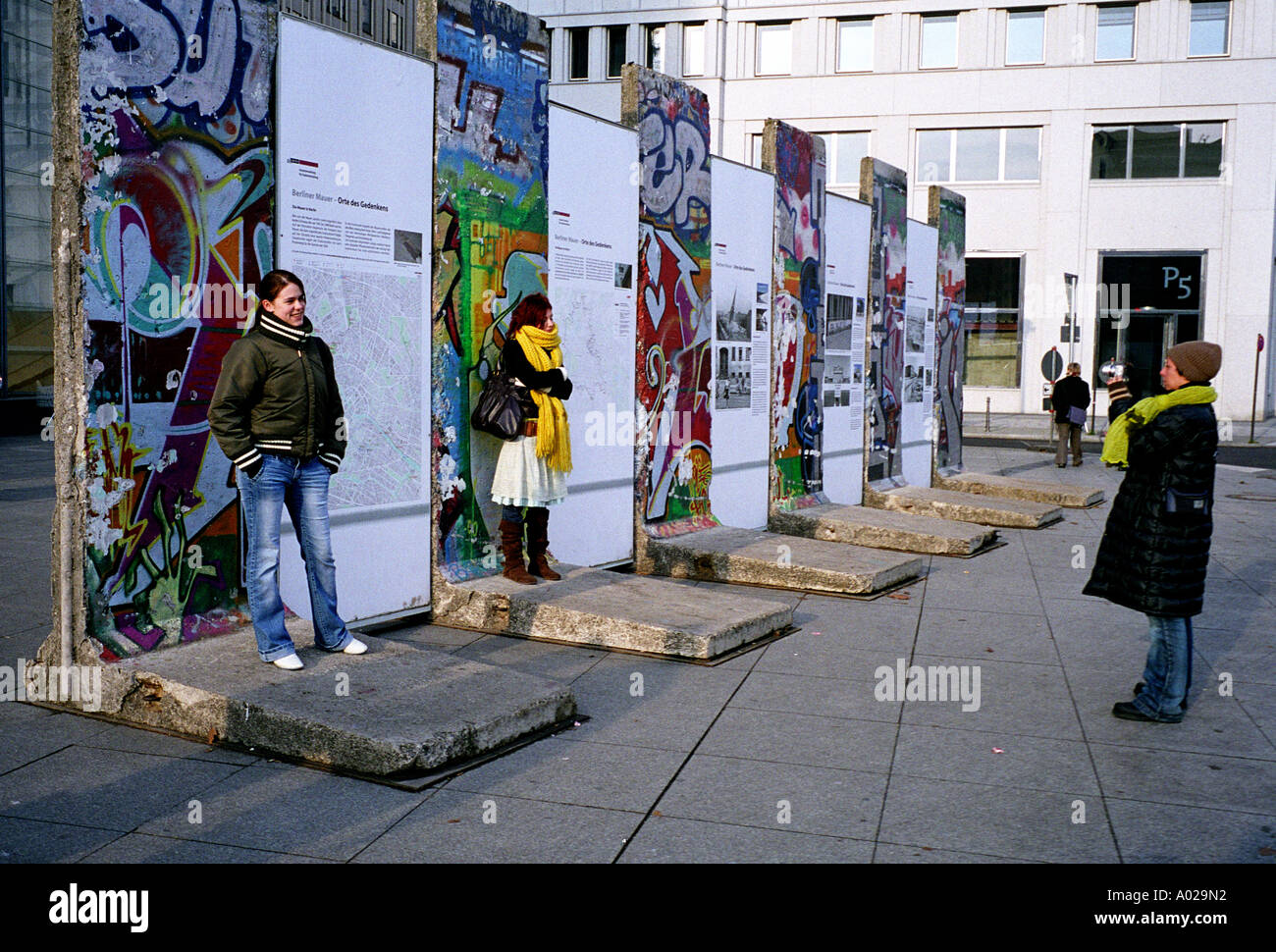 Berlin, Deutschland. Stücke der original Berliner Mauer auf Show am Potsdamer Platz. Stockfoto