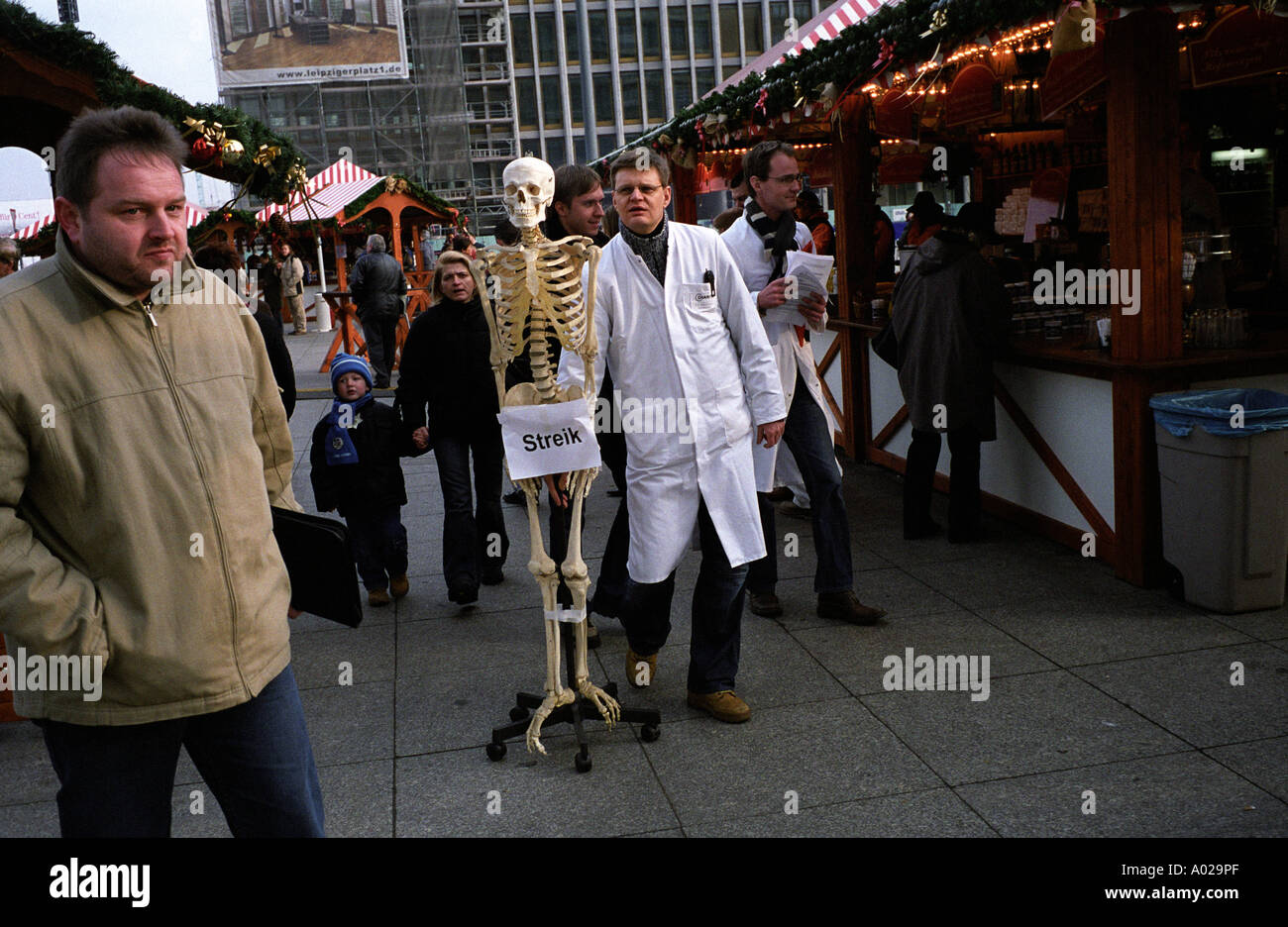 Berlin, Deutschland. Dezember 2005. Student Ärzte aus dem Lehrkrankenhaus der Charite demonstrieren gegen steigende Preise in Berlin. Stockfoto