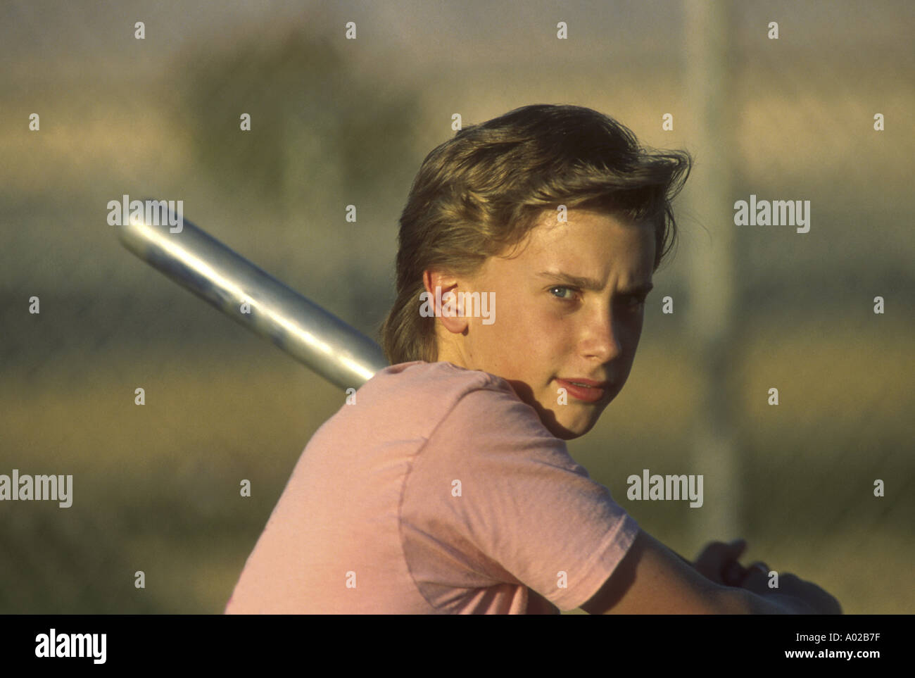 kleiner Junge Baseball spielen Stockfoto