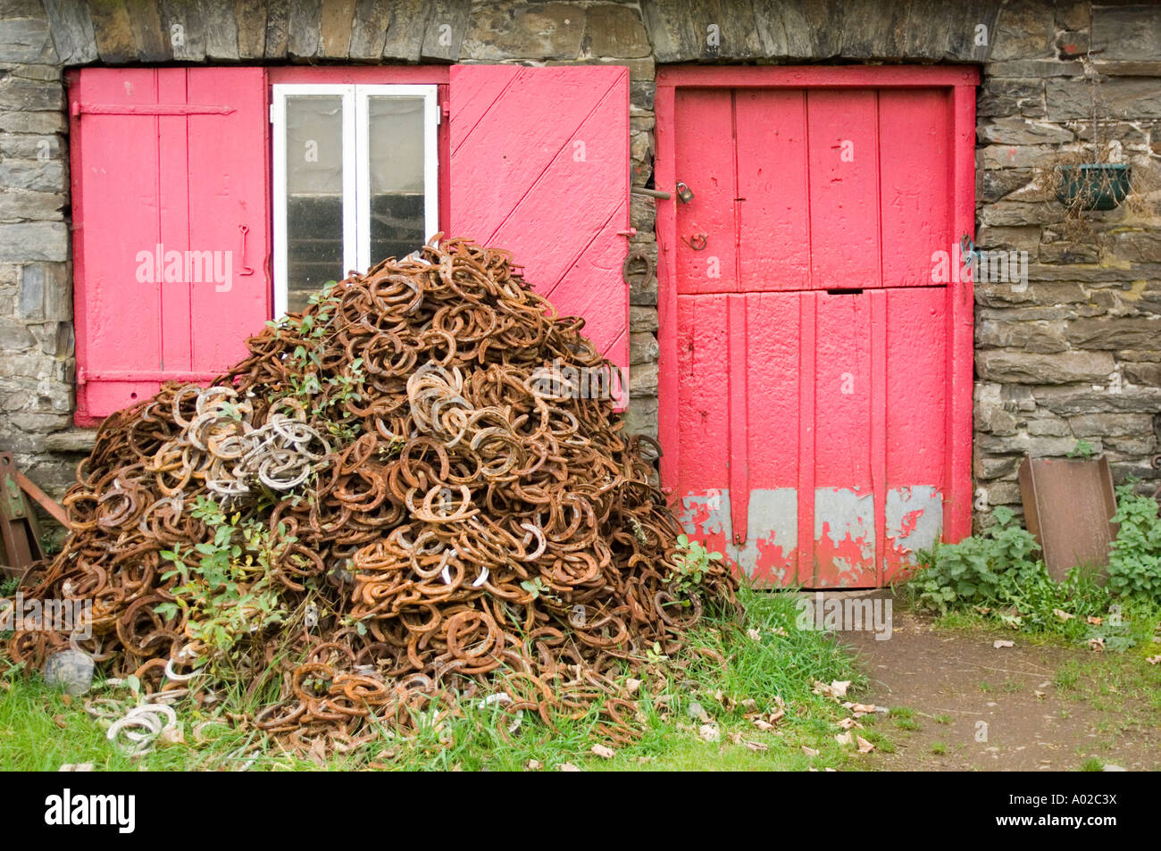 Haufen von ausrangierten Hufeisen Rosten in einem Haufen außerhalb der ehemaligen Schmiede Abermagwr in der Nähe von Aberystwyth Ceredigion West Wales UK Stockfoto