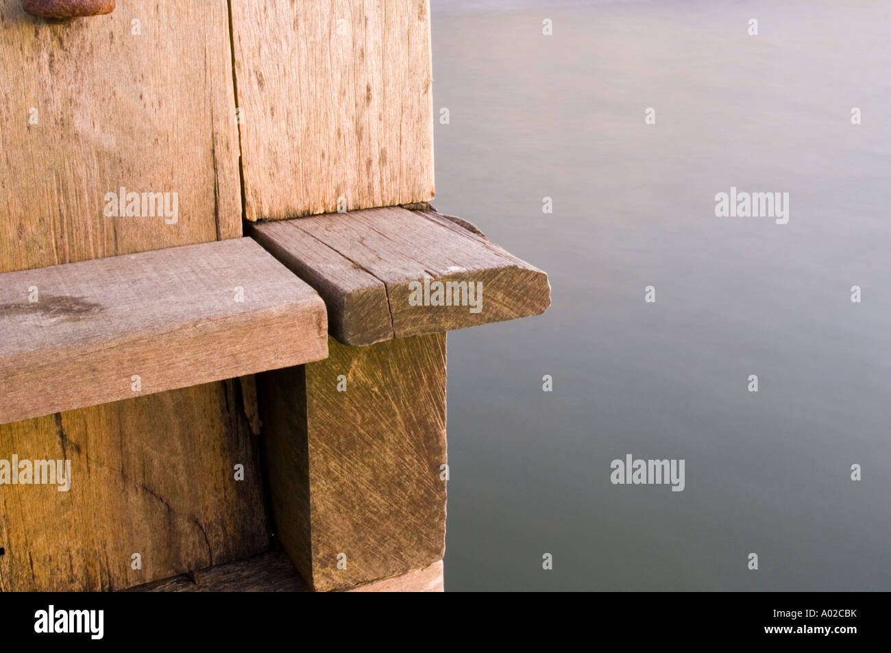 Holzsteg und Wohnung ruhiger See Stockfoto