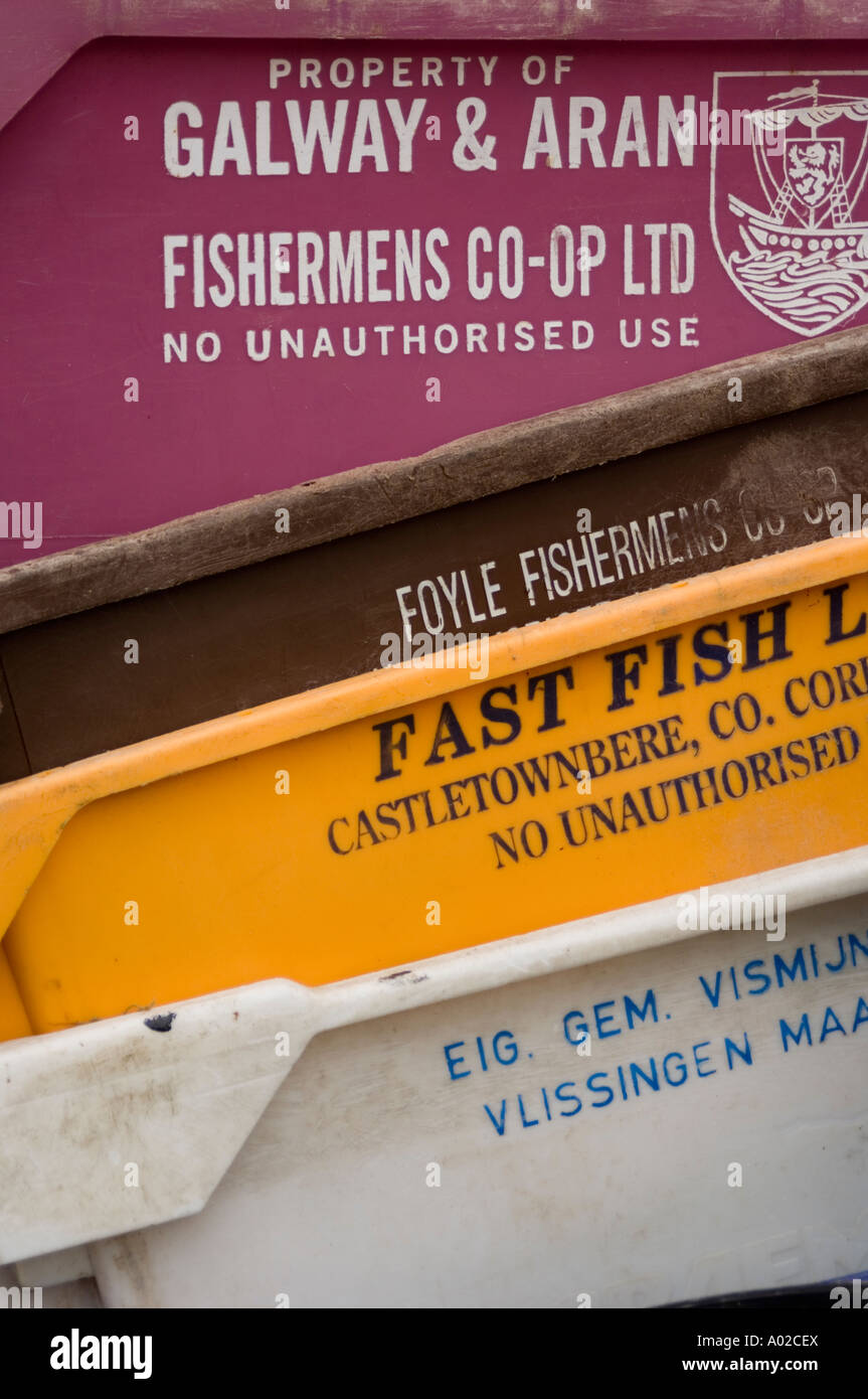 Stapel von farbigen Kunststoff Fischkästen Kaufleute oder Kisten in Borth West Wales UK Stockfoto