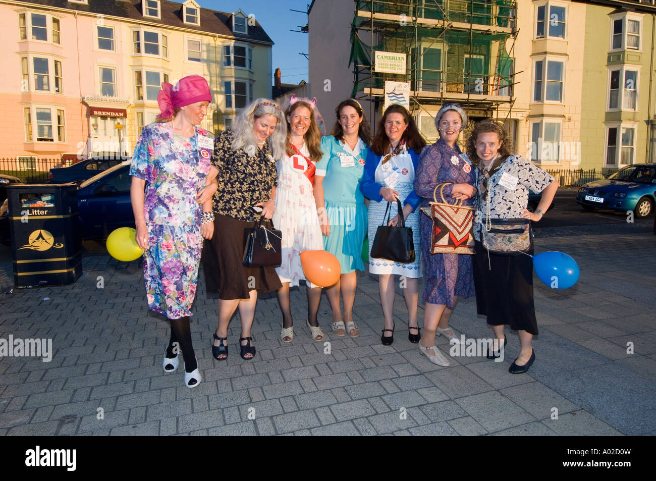 Eine Gruppe Von Jungen Frauen Verkleidet Als Alte Damen Heraus Auf ...