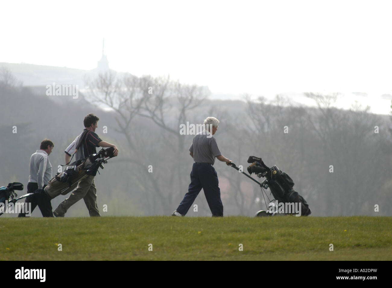 drei 3 männliche Golfer am Golfplatz Ceredigion Wales in Aberystwyth Stockfoto