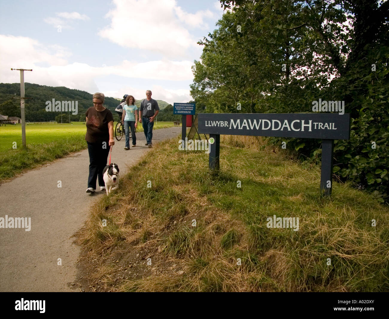 Menschen, die zu Fuß entlang der Mawddach Radweg von Ortszentrum Barmouth in Snowdonia-Nationalpark Stockfoto