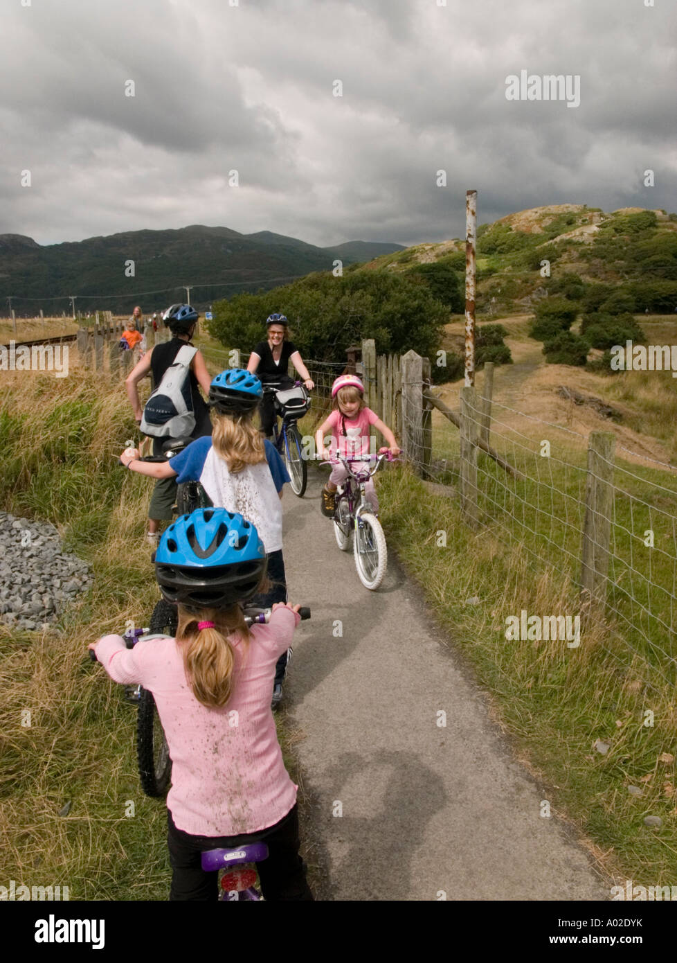 Radfahren am Radweg Mawddach Trail zwischen Ortszentrum und Barmouth, Gwynedd North Wales, Sommernachmittag Menschen Stockfoto