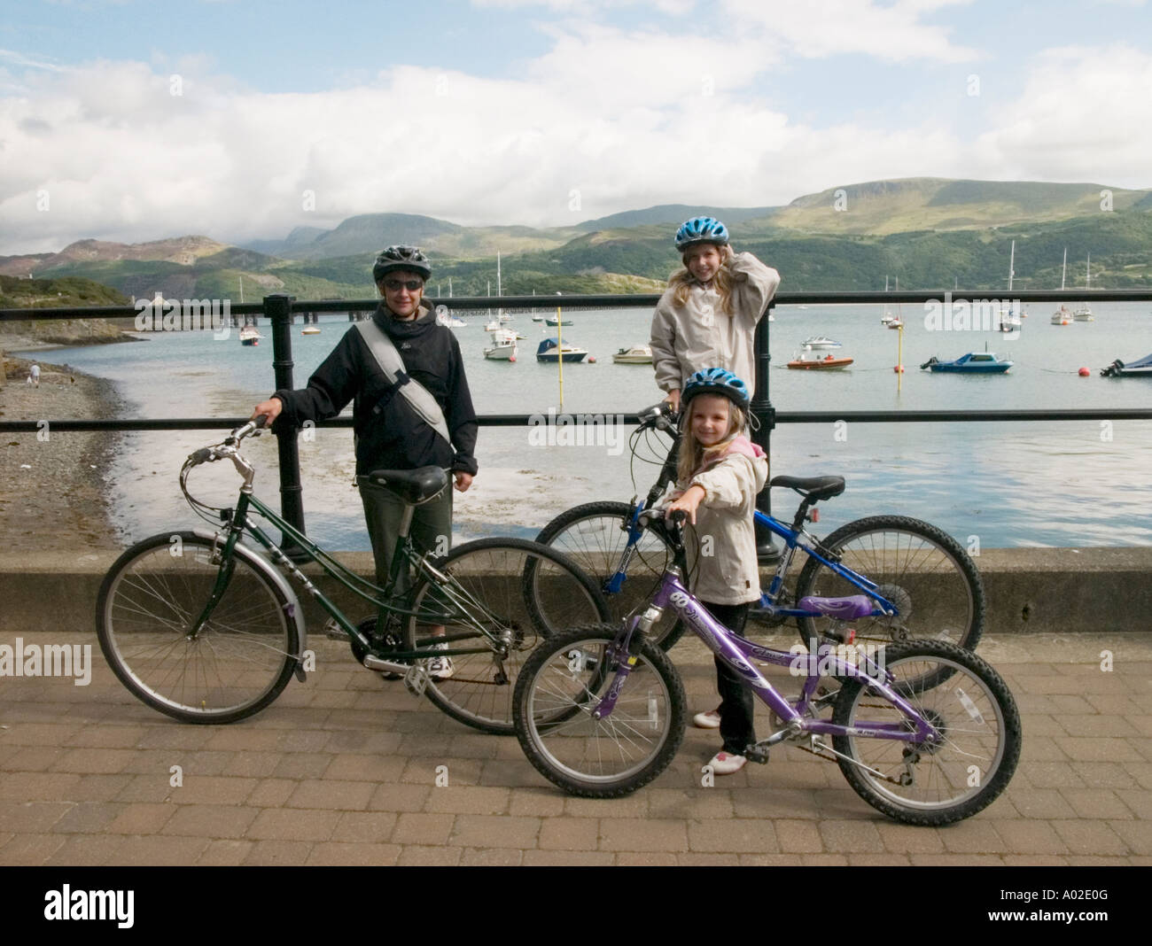 Mutter und zwei Töchter, die Radfahren Mawddach Trail zwischen Barmouth und Ortszentrum, Snowdonia-Nationalpark Nord-wales Stockfoto
