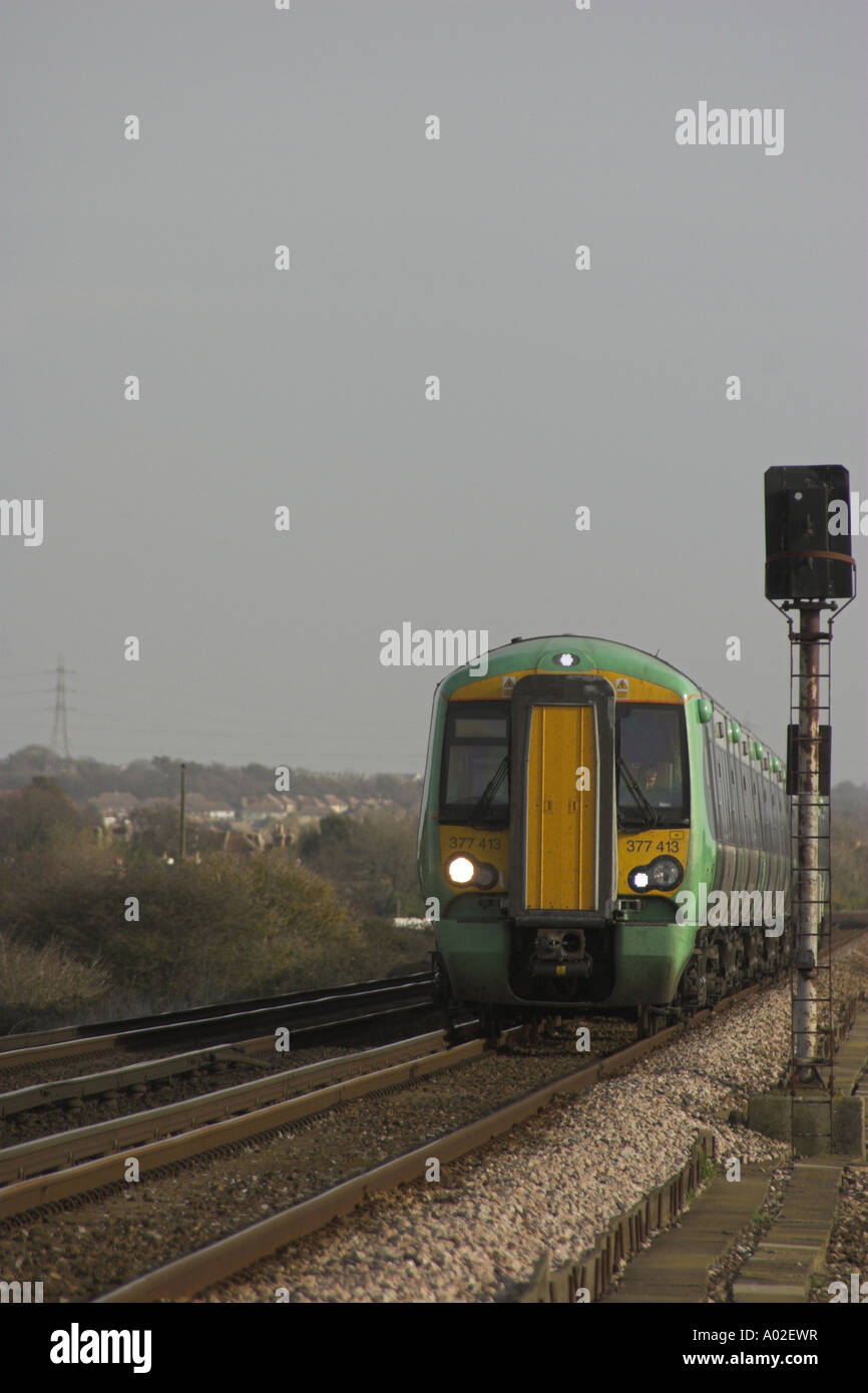 Ein Pendler Southern Railway Zug reisen entlang der südlichen Coastway in West Sussex, England, UK. Stockfoto