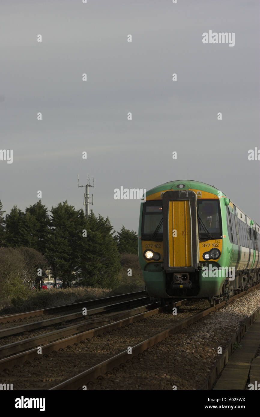 Ein Pendler Southern Railway Zug reisen entlang der südlichen Coastway in West Sussex, England, UK. Stockfoto