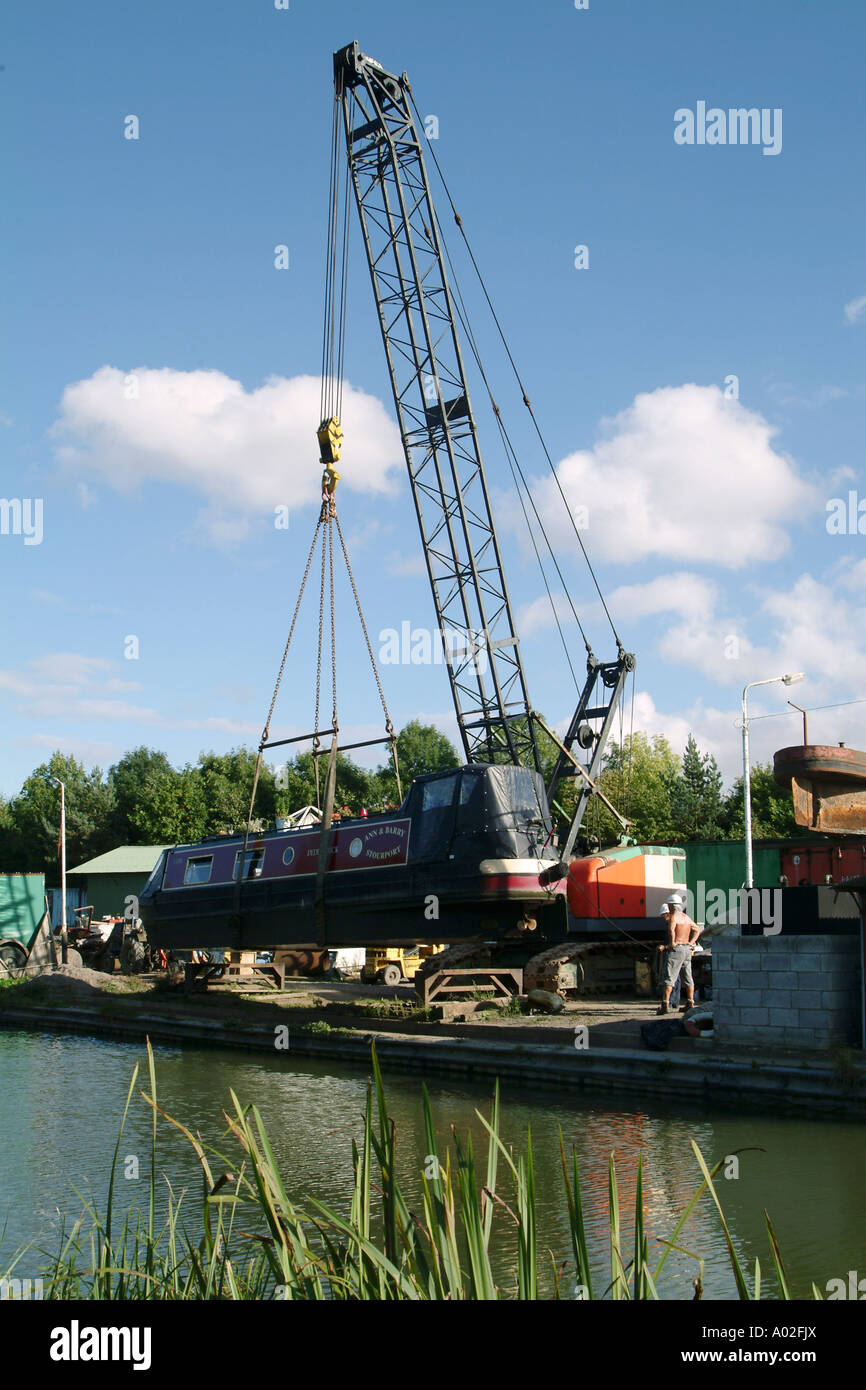 Kran heben ein Kanalboot aus dem Kanal an der Foxton sperrt Leicestershire in England Stockfoto