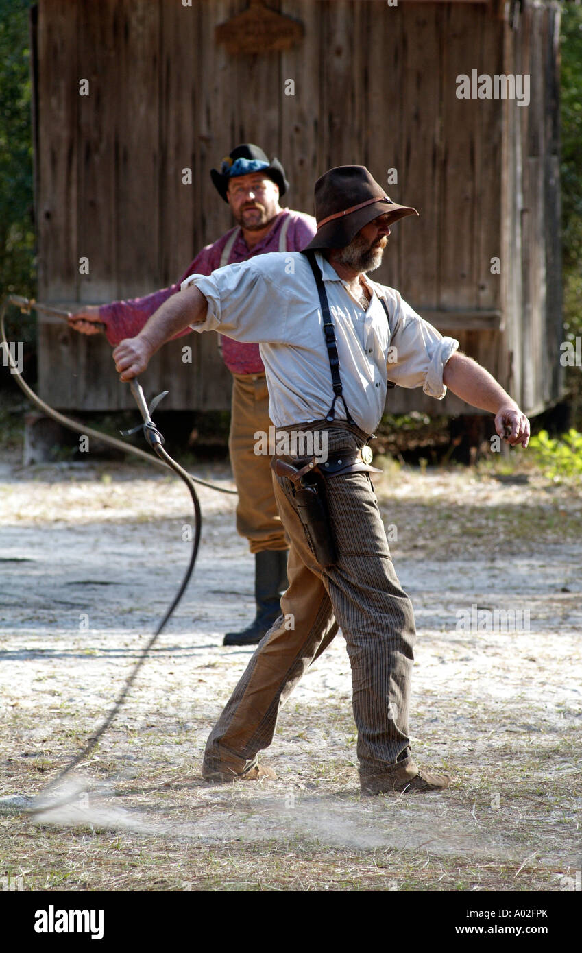 Cowboy knacken einer Stockwhip Peitsche knacken Demonstration im Silver River State Park in Ocala central Florida Amerika USA Stockfoto