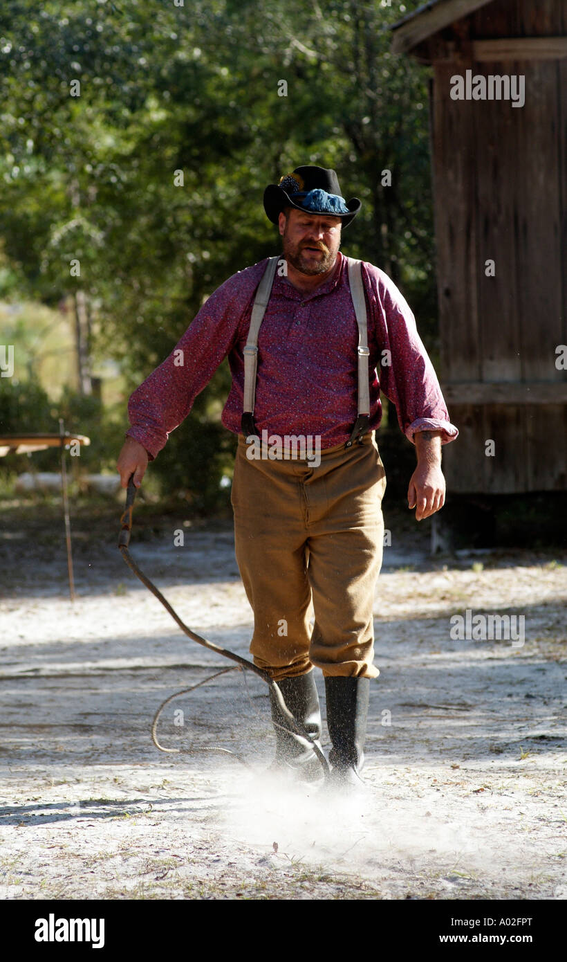 Cowboy knacken einer Stockwhip Peitsche knacken Demonstration im Silver River State Park in Ocala central Florida USA Stockfoto