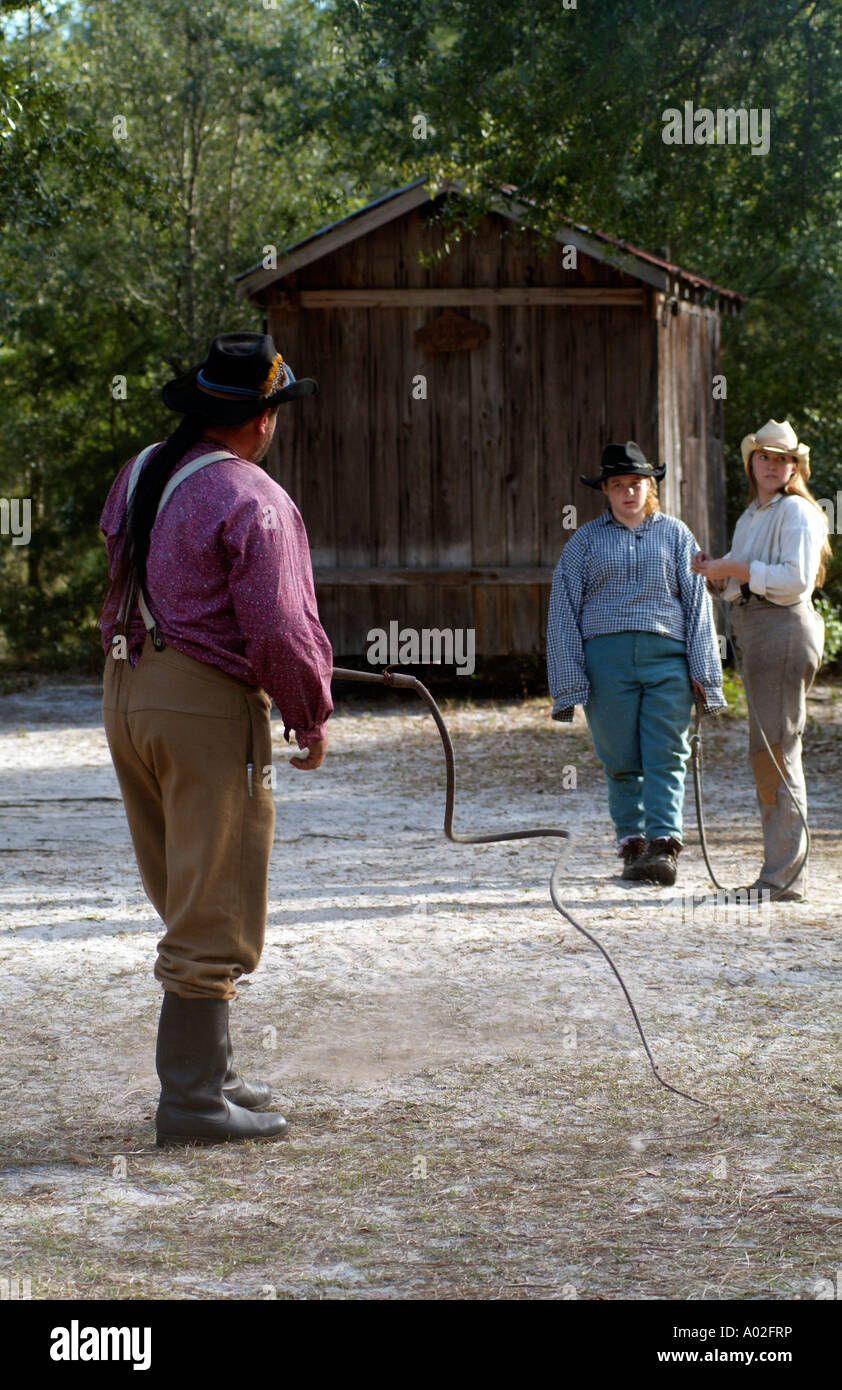 Cowboy knacken einer Stockwhip Peitsche knacken Demonstration im Silver River State Park in Ocala central Florida Amerika USA Stockfoto