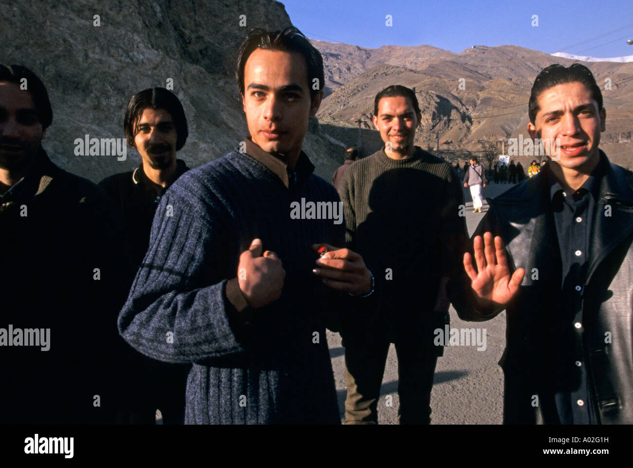 Eine Gruppe Jugendlicher vor der Alborz Berge in Teheran-Iran Stockfoto